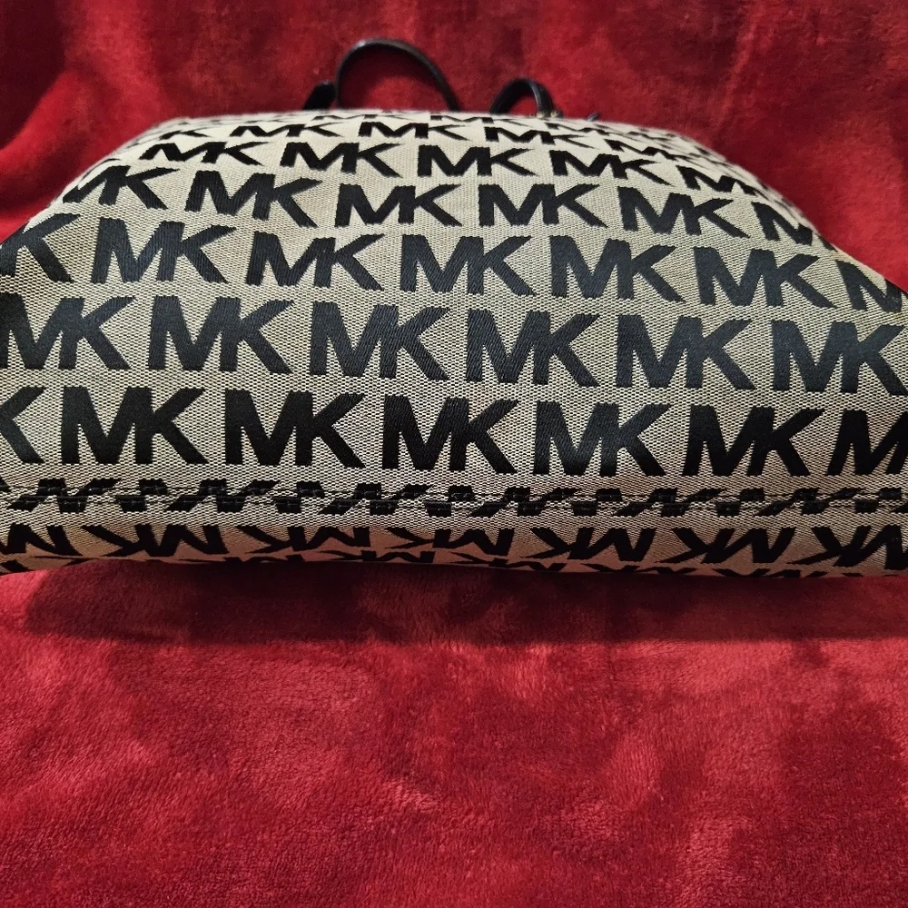 Beautiful Michael Kors Large Signature Tote/Shoulder Bag